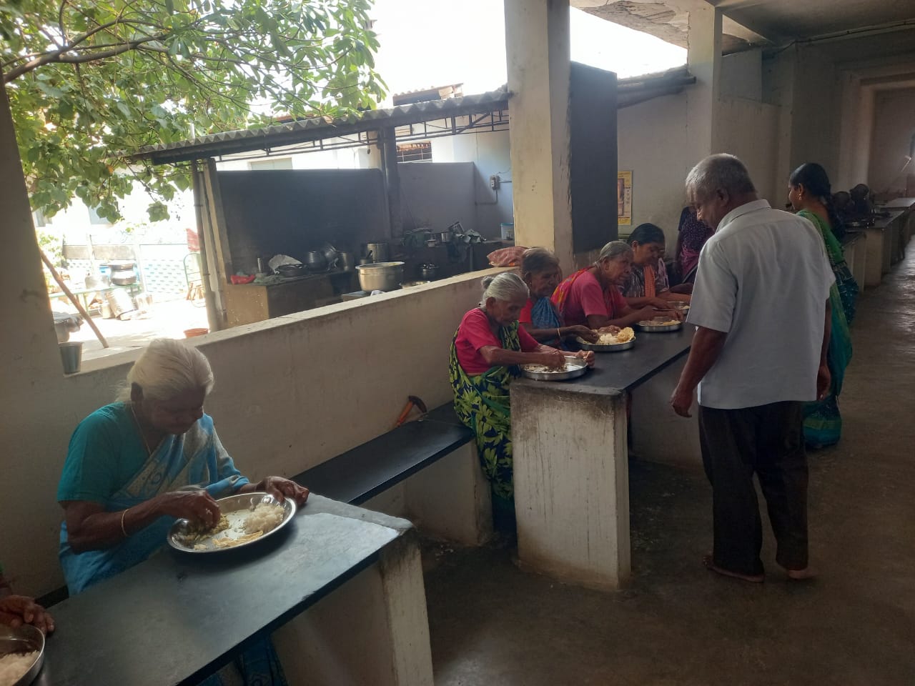 Mid day meal supply, Siddhartha Muthiyor Illam - Punnamchathiram, Karur